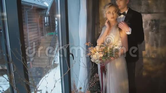 年轻夫妇站在窗户附近视频的预览图