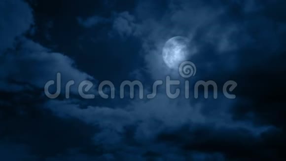 云在月亮上移动视频的预览图