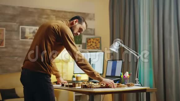 男性建筑师在工作时打电脑视频的预览图