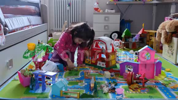 一个小女孩在她的房间里玩玩具视频的预览图