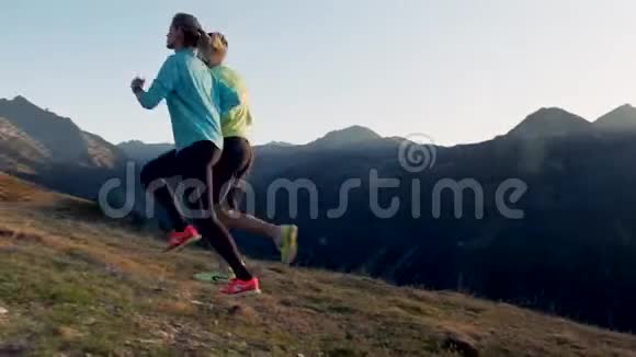 一对健康的年轻夫妇早上在山上跑步视频的预览图
