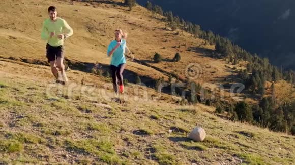 一对健康的年轻夫妇早上在山上跑步视频的预览图