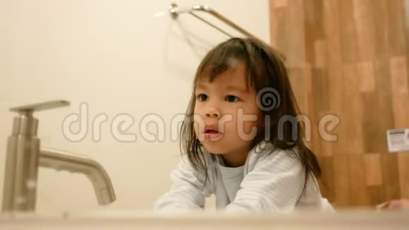 开心的小童女在卫生间刷牙洗脸口腔卫生理念视频的预览图