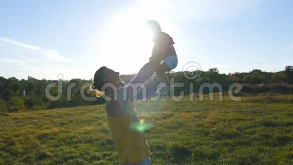 年轻的父亲和他的小儿子在户外玩耍爸爸在大自然中抚养他的孩子快乐的家庭花时间视频的预览图