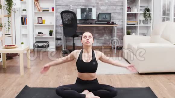 健身女孩在家放松做瑜伽冥想视频的预览图