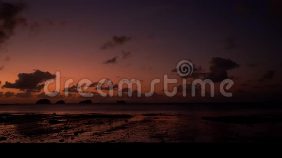 一对夫妇在日落时沿着热带海滩散步浪漫的气氛一起跑吧视频的预览图