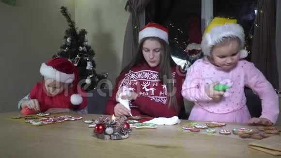 孩子们装饰圣诞饼干视频的预览图