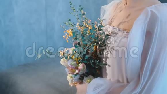 抱着一束鲜花坐在床上的女孩视频的预览图