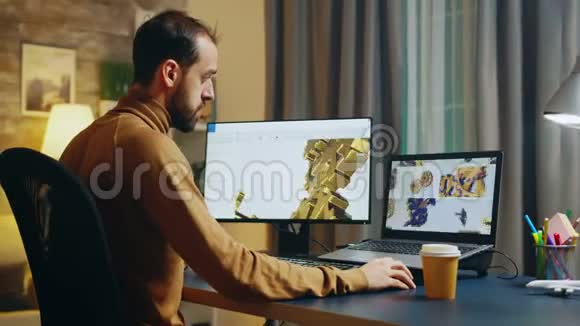 大胡子工程师在电脑上工作时喝了一口咖啡视频的预览图