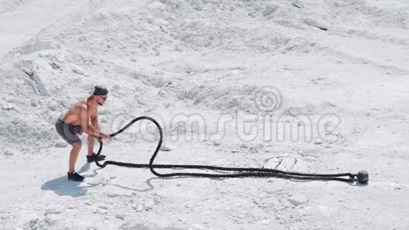 运动强壮的人在户外用绳子在沙滩上做运动视频的预览图