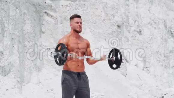 男性健美运动员做杠铃二头肌练习视频的预览图