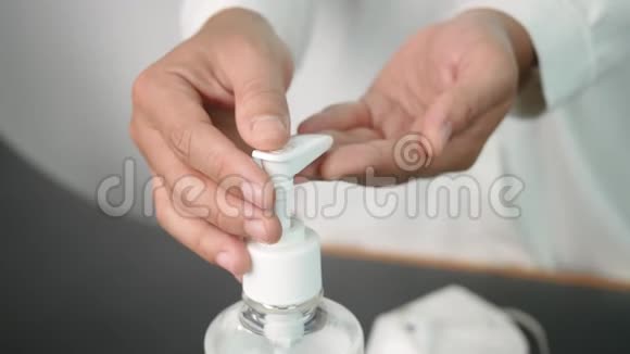 妇女用酒精凝胶洗手以防止细菌和细菌的传播避免感染电晕病毒然后再放入M视频的预览图
