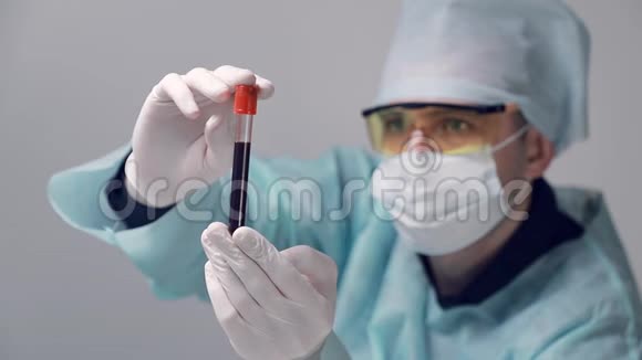 医生做血液检查技师手里拿着一个装有验血的管子检查血液视频的预览图