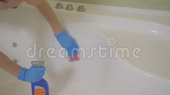 女人的双手戴着手套浴室里的按摩浴缸洗干净视频的预览图