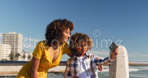 妈妈和儿子在海滩上自拍视频的预览图