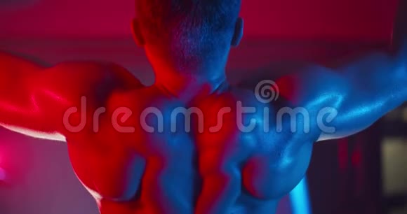 运动男在健身房的概念照明中拉起横杆视频的预览图