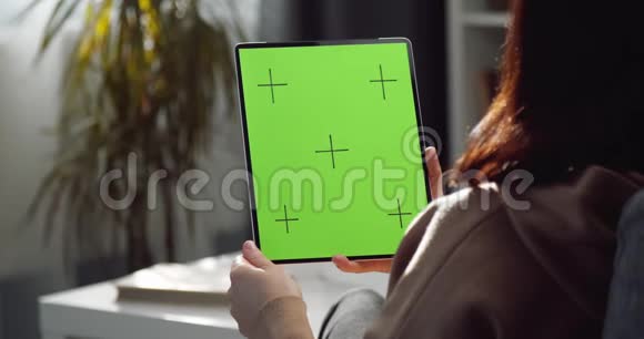 年轻女子用空屏触摸数码平板电脑视频的预览图