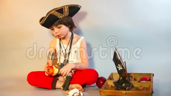 一个戴着海盗帽子穿着海盗服装的男孩正在吃苹果视频的预览图