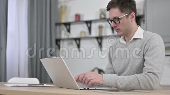 青年男子在家工作视频的预览图