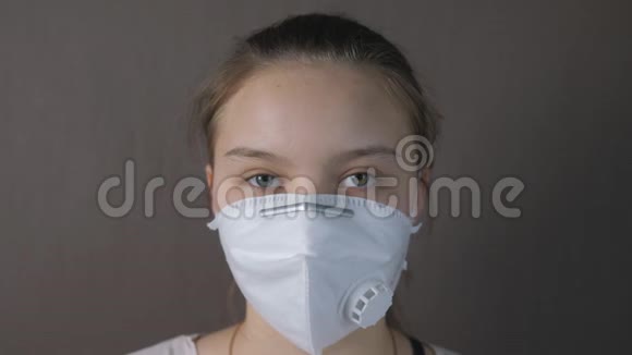 一个十几岁的女孩戴着防止病毒感染的保护面具的肖像隔离生活视频的预览图