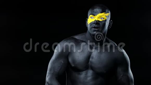 男子体育迷庆祝球队胜利或进球健美运动员面部艺术和黑色体彩黄色视频的预览图