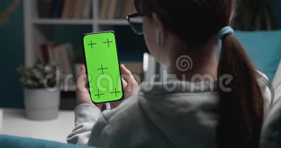 青少年用智能手机的食指绿色屏幕触摸视频的预览图