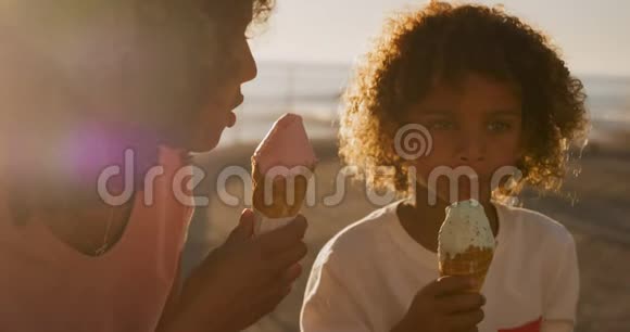 母亲和儿子吃海边冰淇淋视频的预览图