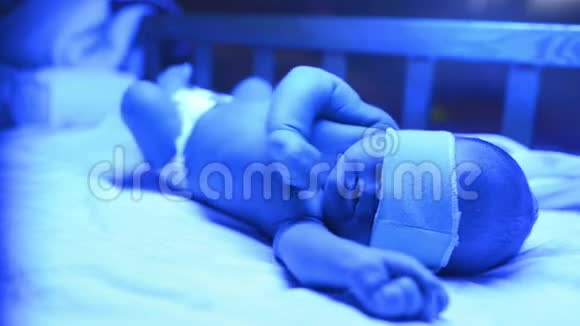 家床紫外线灯治疗黄疸的新生儿视频的预览图