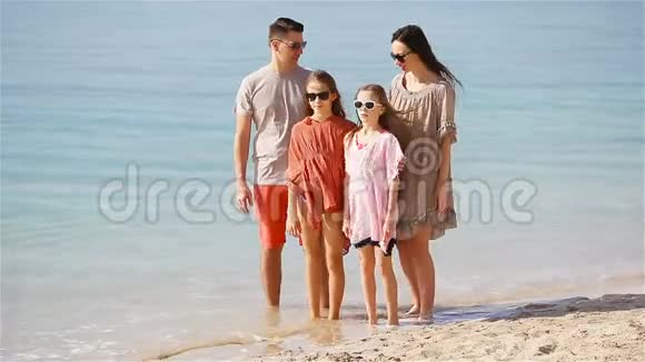 四口之家在海滩度假视频的预览图