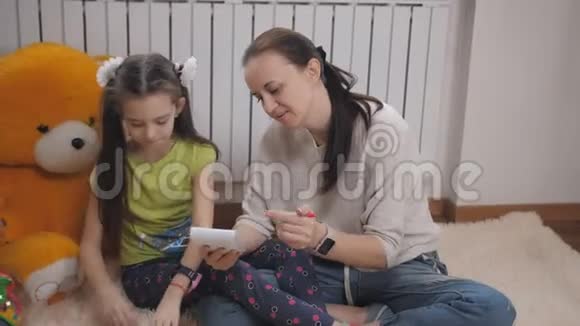 在房间的地板上花时间和女儿和母亲在一起视频的预览图
