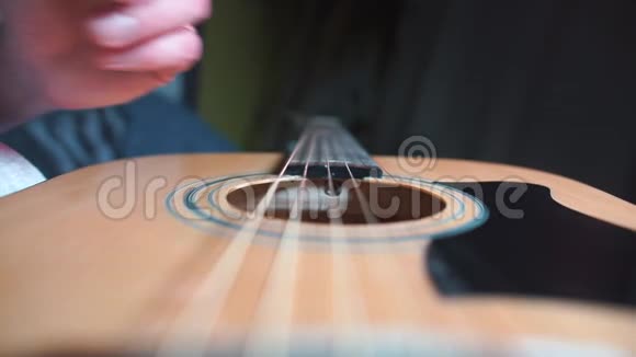 吉他手弹着吉他的琴弦视频的预览图