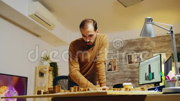 疲惫的建筑师一边喝咖啡一边做建筑工程视频的预览图