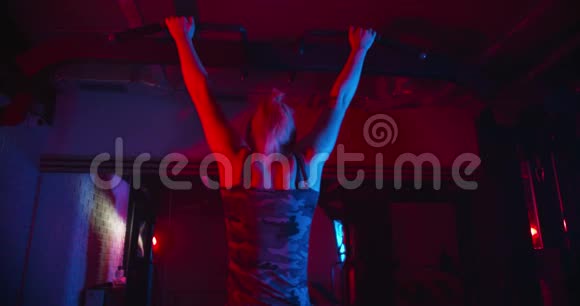 运动的女人在健身房的横杆上拉起来这意味着要努力工作视频的预览图