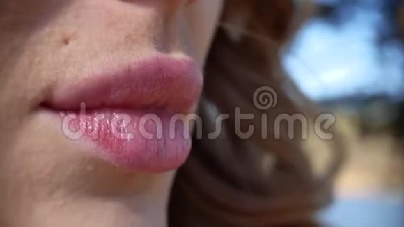户外美女性感的性感嘴唇特写镜头视频的预览图