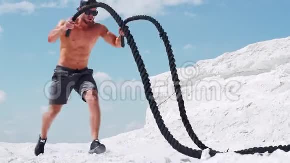 运动员在大自然中用绳子做健身运动视频的预览图
