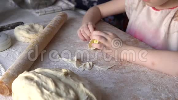 一个小孙女帮助她祖母用土豆馅雕刻馅饼视频的预览图