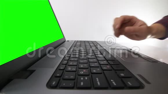 在笔记本电脑上低角度打字视频的预览图