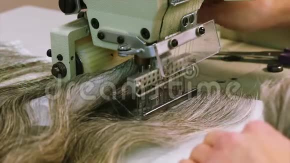 女人把头发缝在假发的底部视频的预览图