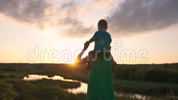 令人惊叹的日落湖和森林母亲和太阳崇拜它视频的预览图