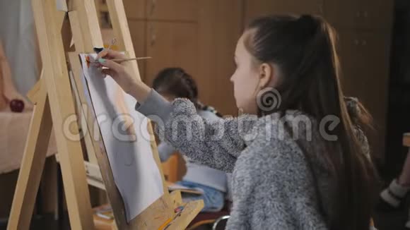 两个女孩在艺术学校用丙烯酸颜料描绘静物视频的预览图