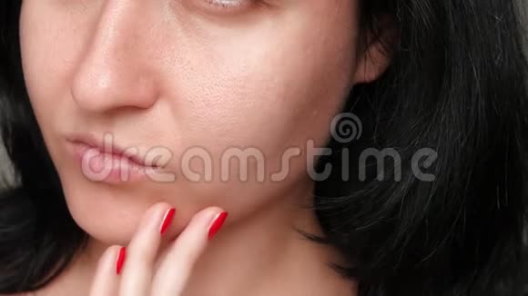 女孩接触问题皮肤扩大毛孔一个女人的脸特写护肤的概念视频的预览图
