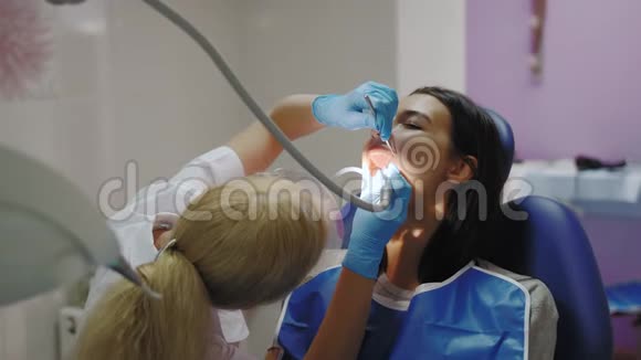 牙医给一个女性病人做牙科治疗视频的预览图