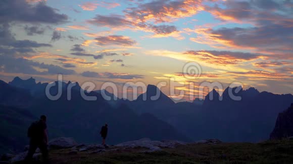 一男一女清晨在山里旅行视频的预览图