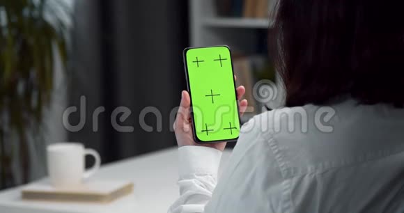 关闭带有色度屏幕的女性手持智能手机视频的预览图