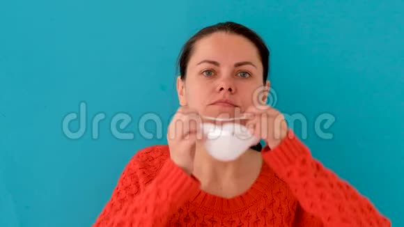 戴防电晕病毒外科口罩的妇女视频的预览图