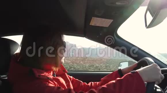 开车的女人视频的预览图