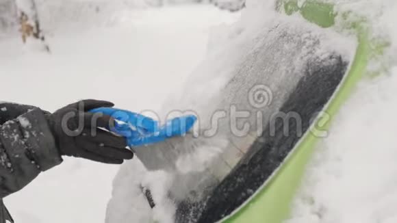 一个女人用一辆特殊的刷雪车清洗视频的预览图