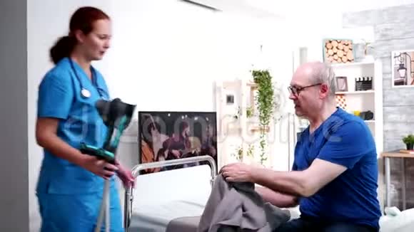 女医生用拐杖帮助老人走路视频的预览图