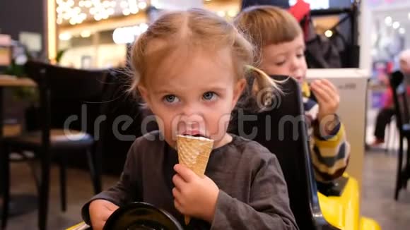 小女孩开着玩具车吃冰淇淋视频的预览图