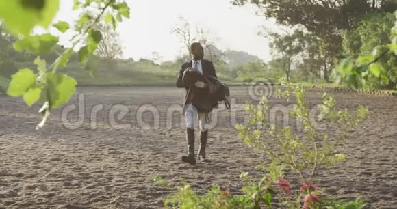 非裔美国人骑着马的马鞍走路视频的预览图